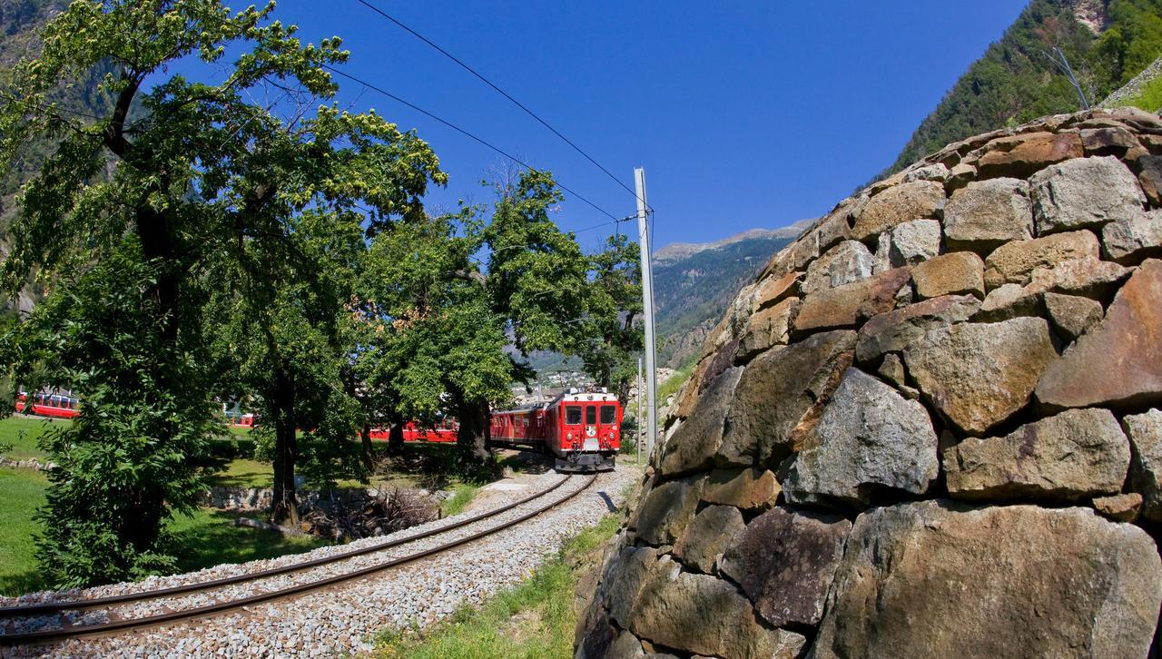 Hotel Centrale, Typically Swiss Поскиаво Екстериор снимка