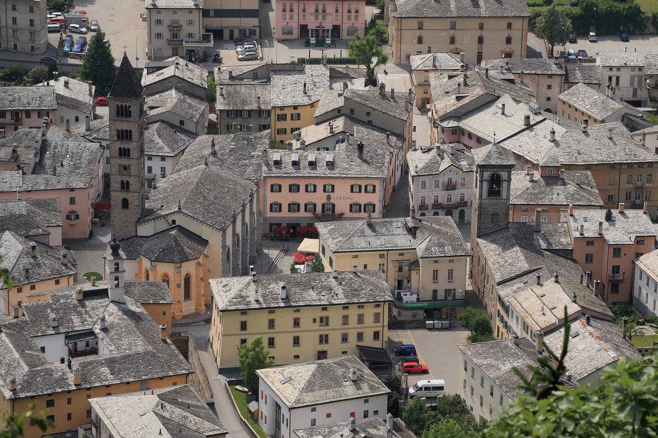 Hotel Centrale, Typically Swiss Поскиаво Екстериор снимка